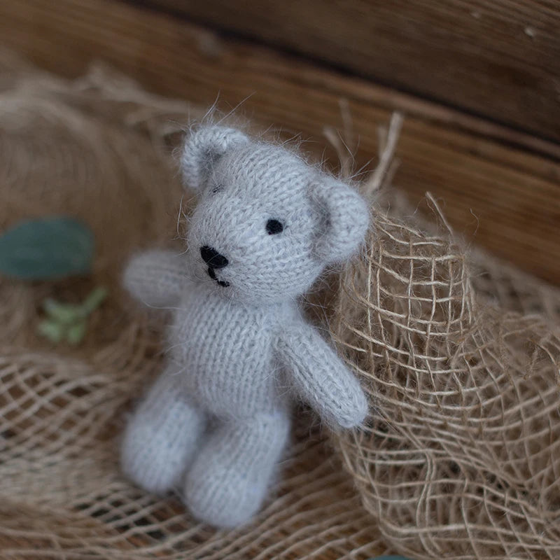 Ourson tricoté en mohair – Accessoire photo nouveau-né fait main