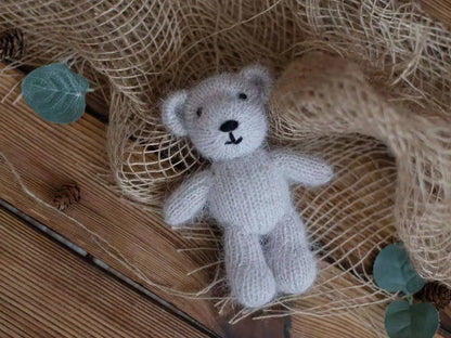Ourson tricoté en mohair – Accessoire photo nouveau-né fait main