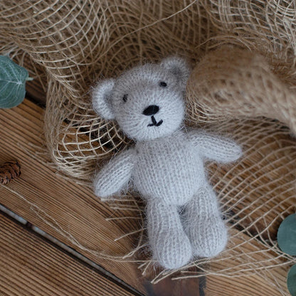 Ourson tricoté en mohair – Accessoire photo nouveau-né fait main