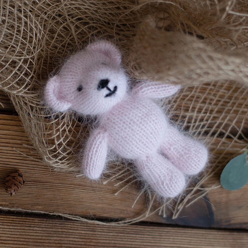 Ourson tricoté en mohair – Accessoire photo nouveau-né fait main