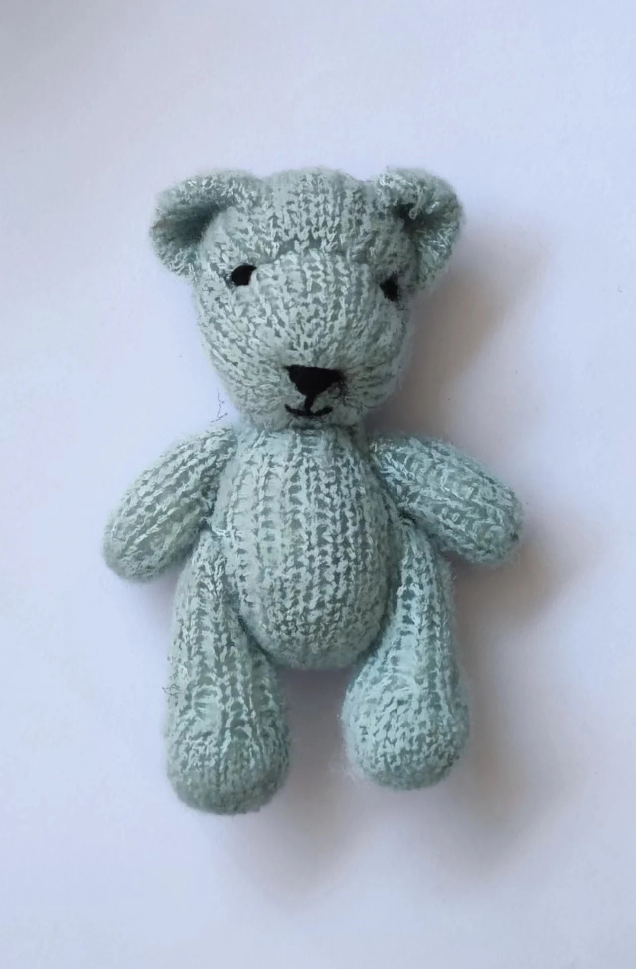 Ourson tricoté en mohair – Accessoire photo nouveau-né fait main
