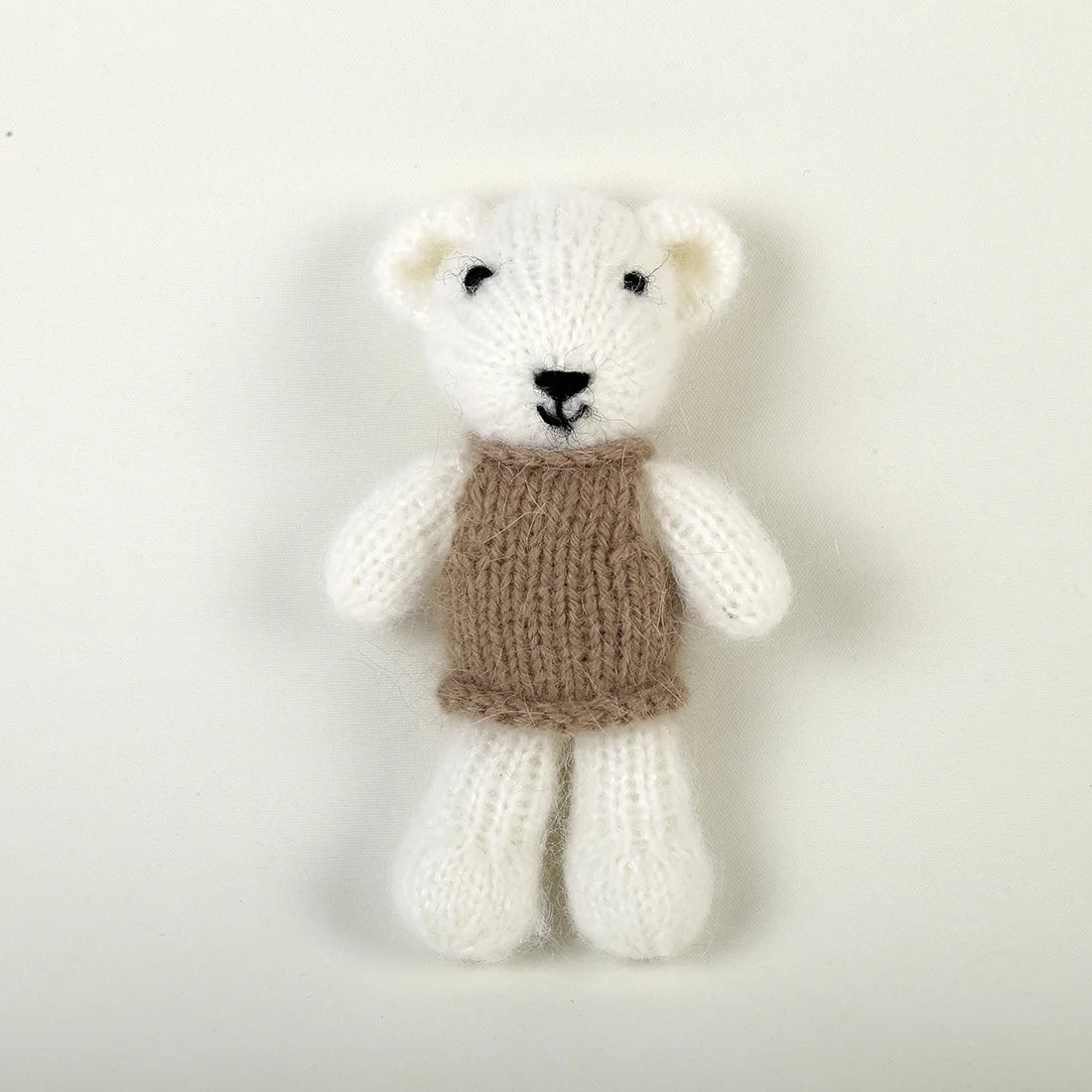 Ourson tricoté en mohair – Accessoire photo nouveau-né fait main