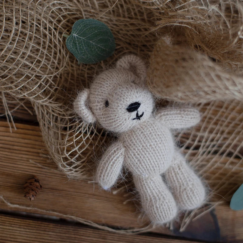 Ourson tricoté en mohair – Accessoire photo nouveau-né fait main