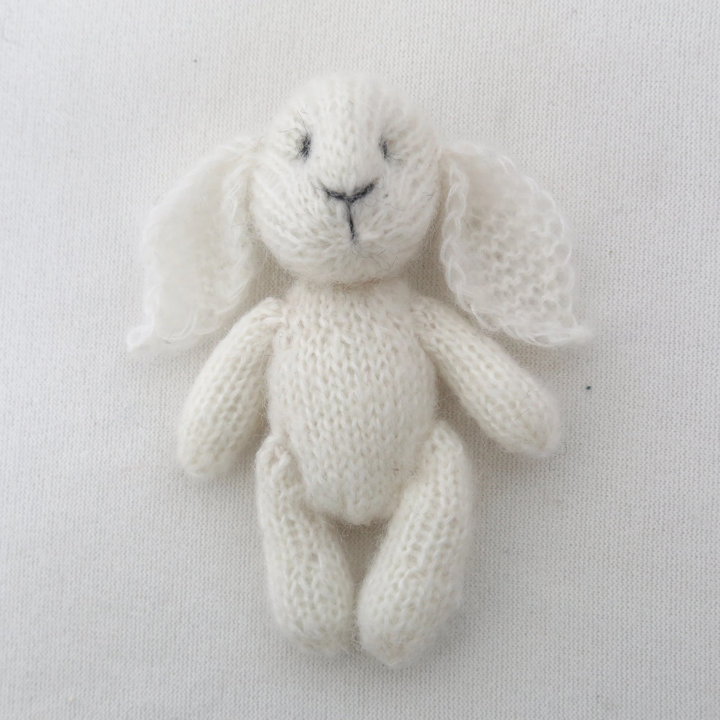 Ourson tricoté en mohair – Accessoire photo nouveau-né fait main